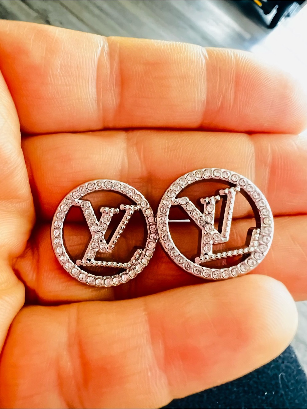 Silver fashion unbrandCrystal Round Logo Stud Earrings - Sparkling Circle Design